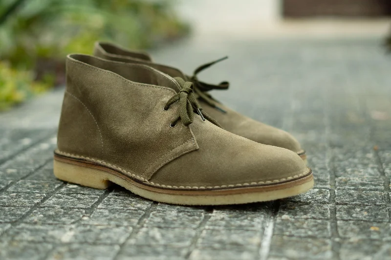 Men's low - cut desert boots with a contemporary, casual vibeType 01 Desert Boots Moss Sand Limited Edition 'Sprint Run'