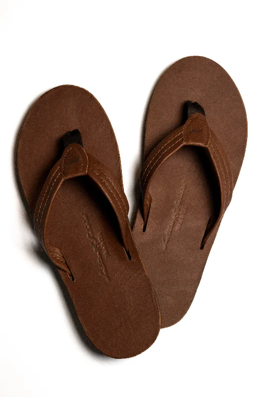 Men's sandals with a buckle closureThe Williamson - Luxury Smooth Leather Sandal in Walnut