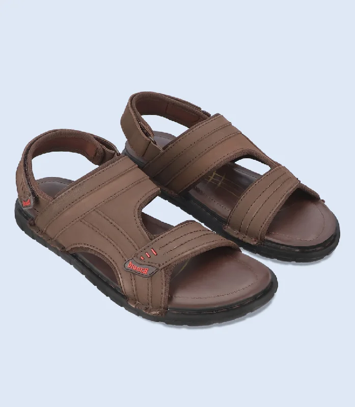 Men's sandals with a perforated leather upper for ventilationM7606-DARKBROWN-Men Sandal