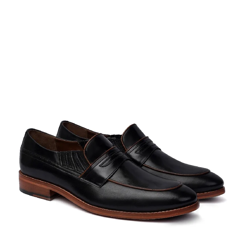 Men's loafers with a flexible sole for easy movementBlack Leather Loafer with Contrasting Sole