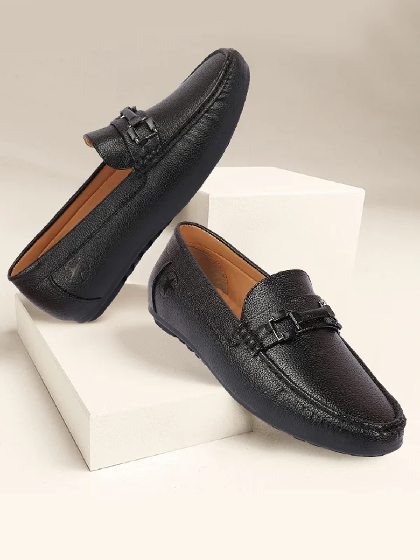 Men's casual shoes with a logo patch on the tongueMen Black Textured Design Horsebit Buckle Casual Classic Slip On Moccasins and Loafers