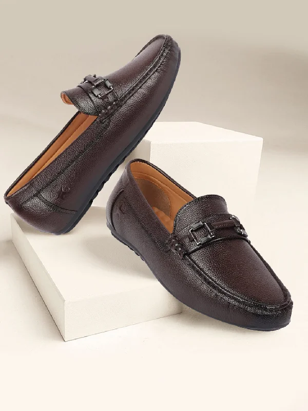 Men's casual shoes with a stretchy side panelMen Brown Textured Design Horsebit Buckle Casual Classic Slip On Moccasins and Loafers