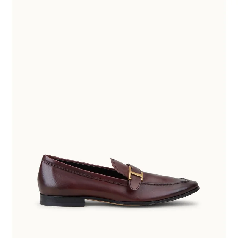 Men's loafers in a neutral color like black or brownLoafers in Leather