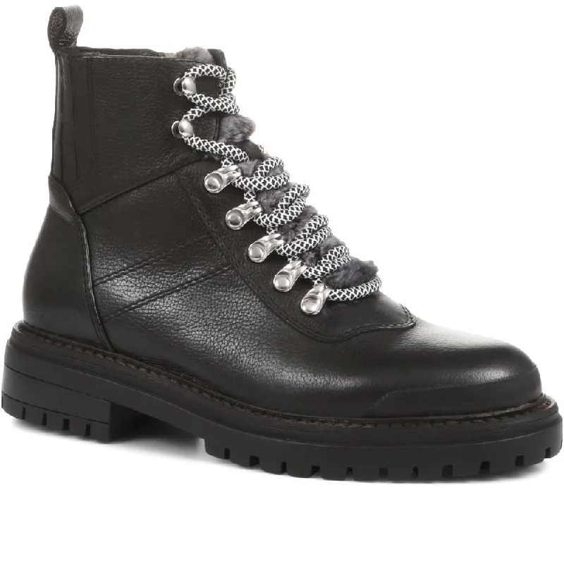 Men's casual shoes with a logo patch on the tongueSusanna Leather Hiker Boots - SUSANNA / 322 841