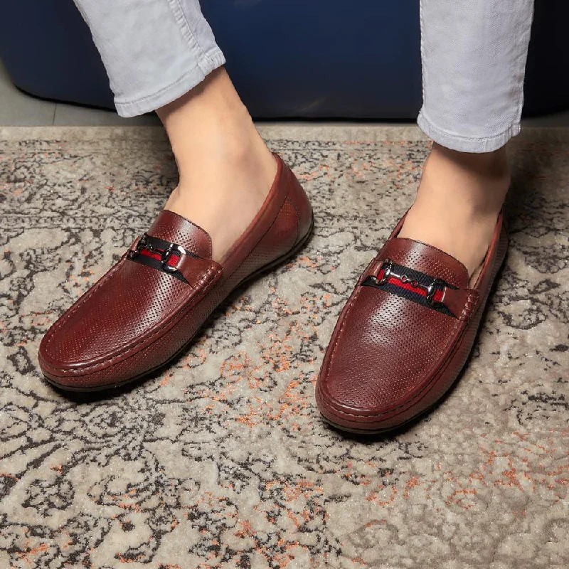 Men's loafers with a contrast stitching detailThe Rottervam Brown Mens Driving Leather Loafer