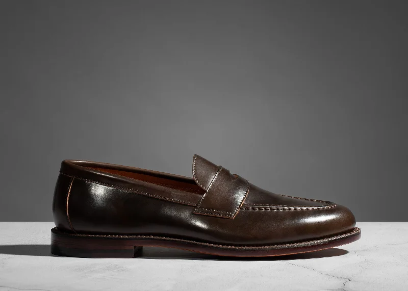 Men's loafers with a stretchy side panel for a better fitTraveler Penny Maduro Shell Cordovan