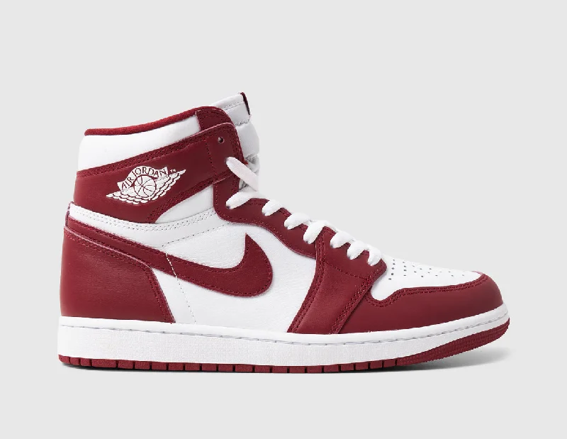 Men's sneakers with a decorative logo on the sideJordan 1 Retro High OG Remastered White / Team Red