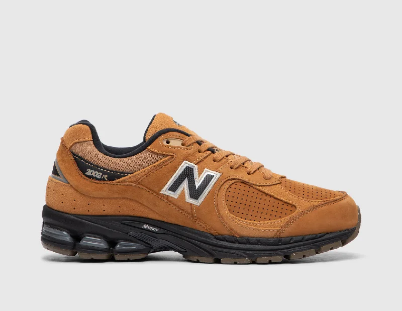 Men's sneakers with a sock - like fit for a snug feelNew Balance M2002REI Brown / Black