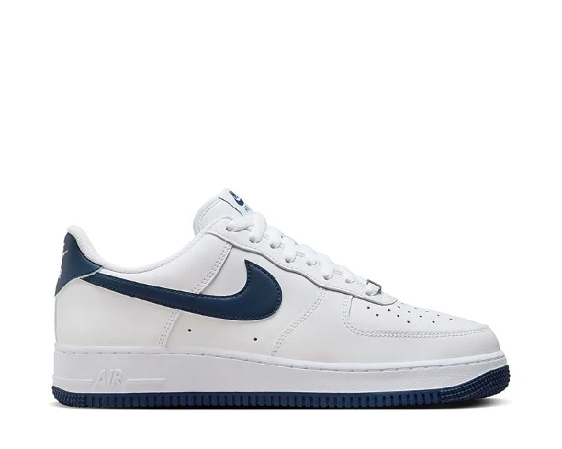 Men's sneakers with a removable insole for customizationNike Air Force 1 '07