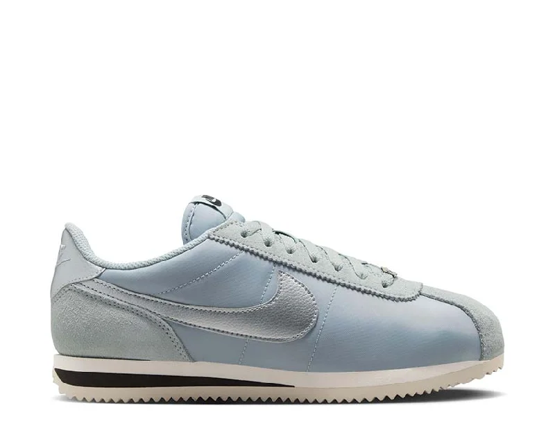 Men's sneakers with a cushioned midsole for comfortNike Cortez Textile W