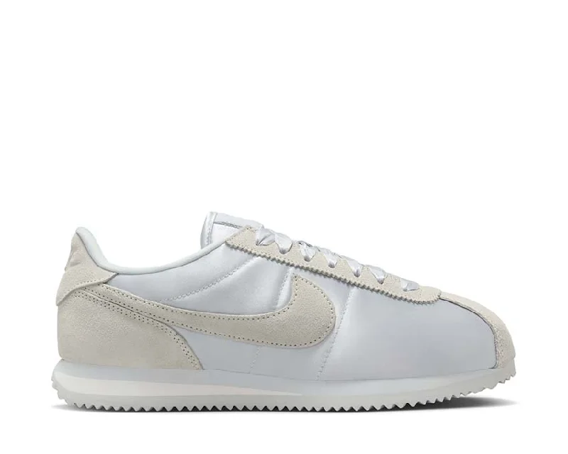 Leather men's sneakers with a low - top designNike Cortez Textile W