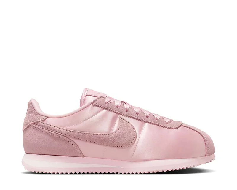 Men's sneakers with a perforated leather upper for ventilationNike Cortez Textile W