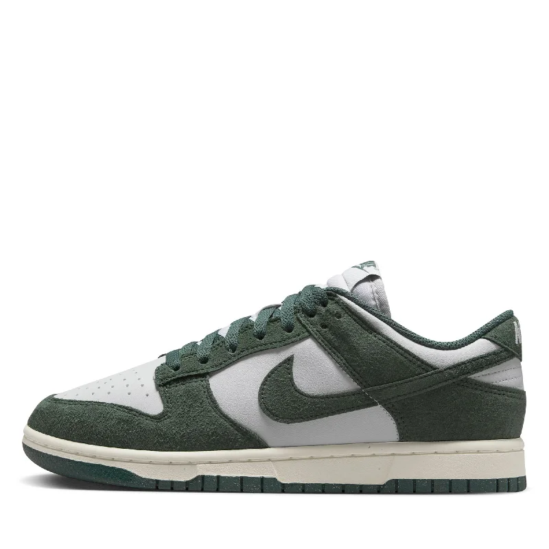 Men's sneakers with a chunky sole for a trendy lookWomen's Nike Dunk Low - Photon Dust/Vintage Green